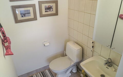 Saariselän Väärtin Kammi 2: Toilet Seat, Gabinetto, Bagno, Idraulico Fixture, Pavimentazione, Pavimento, Lavandino Del Bagno, Lavello, Interior Design, Idraulico