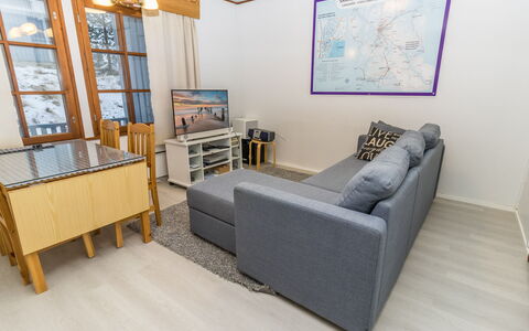 Saariselän Väärtin Kammi 2: Mobilia, Pavimentazione, Pavimento, Legna, Interior Design, Divano, Appartamento, Pavimento In Legno, Camera, Soggiorno