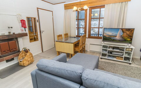 Saariselän Väärtin Kammi 2: Mobilia, Pavimentazione, Pavimento, Interior Design, Legna, Divano, Soffitto, Appartamento, Soggiorno, Camera