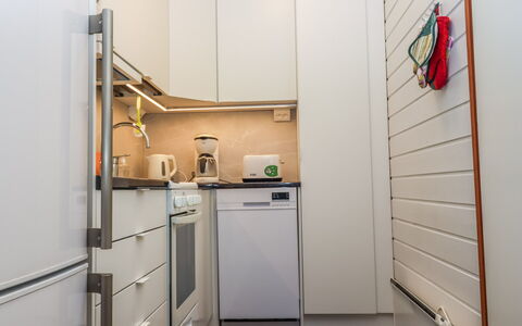 Saariselän Väärtin Kammi 2: Elettrodomestico Da Cucina, Apparecchio Major, Cucina, Pavimentazione, Interior Design, Legna, Pavimento, Controsoffitto, Mobilia, Elettrodomestico