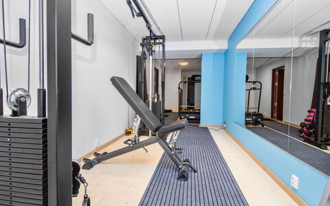 Tuiskukuru B: Pavimentazione, Pavimento, Macchina Per Allenamento, Interior Design, Apparecchiatura Esercitazione, Palestra, Mobilia, Camera, Tenda