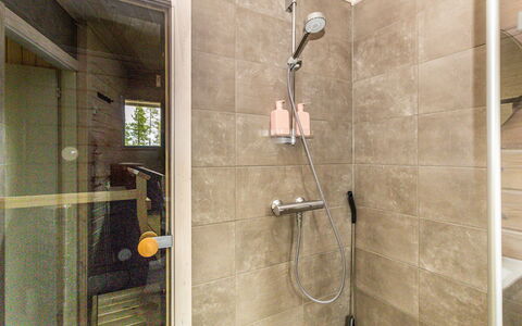 Villa Goskanjavri: Bagno, Pavimentazione, Parete, Idraulico Fixture, Pavimento, Soffione Doccia, Interior Design, Gabinetto, Doccia, Idraulico