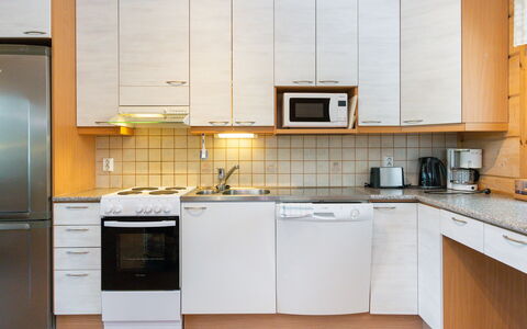 Hot Pool Cottage Iitu: Elettrodomestico Da Cucina, Cucina, Controsoffitto, Cabinetry, Apparecchio Major, Mobilia, Elettrodomestico, Legna, Interior Design, Pavimentazione
