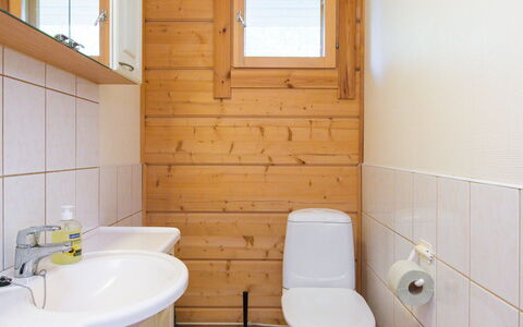 Hot Pool Cottage Iitu: Pavimentazione, Parete, Toilet Seat, Lavandino Del Bagno, Idraulico Fixture, Bagno, Pavimento, Legna, Lavello, Gabinetto