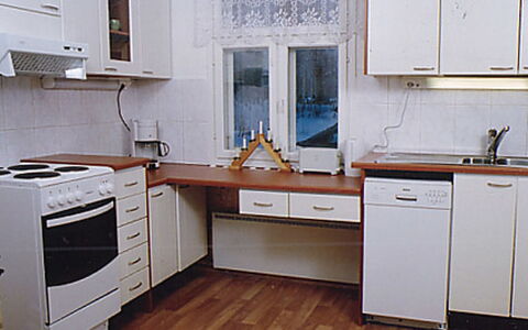 Eteläranta: Cucina, Elettrodomestico Da Cucina, Controsoffitto, Cabinetry, Mobilia, Pavimentazione, Legna, Apparecchio Major, Interior Design, Lavandino Della Cucina