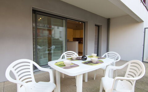 Quai Malo: Tavolo, Mobilia, Proprietà, Sedia, Legna, Tavola, Interior Design, Pavimentazione, Architettura, Shade