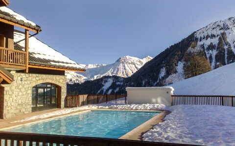 Le Corbier 700: Cielo, Acqua, Proprietà, Costruzione, Montagna, Piscina, Azzurro, Finestra, Neve, Recinzione