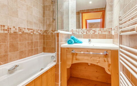 Le Corbier 700: Specchio, Proprietà, Idraulico Fixture, Vasca Da Bagno, Bagno, Rubinetto, Legna, Interior Design, Pavimento, Pavimentazione