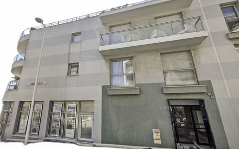 Antibes 185: Appartamento, Urban Design, Condominio, Materiale Composito, Uso Misto, Calcestruzzo, Balcone, Veicolo Di Lusso, Vettura Mid-Size, Parcheggio