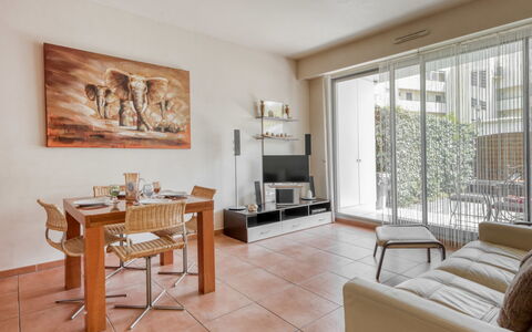 Antibes 185: Mobilia, Tavolo, Divano, Legna, Architettura, Interior Design, Soggiorno, Pavimento, Pavimentazione, Cornice