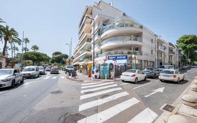 Antibes 185: Acqua, Cielo, Proprietà, Pianta, Costruzione, Nube, Piscina, Albero, Zona Residenziale, Erba