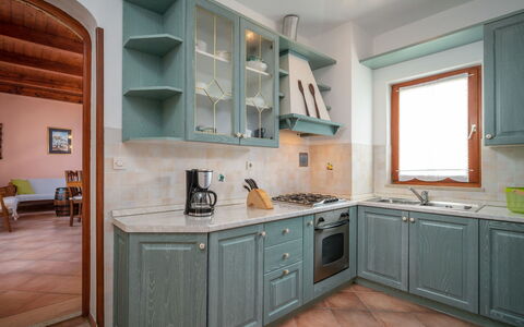 Lupetina: Controsoffitto, Cabinetry, Mobilia, Lavello, Lavandino Della Cucina, Cucina, Rubinetto, Azzurro, Cassetto, Legna