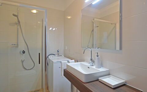 Lupetina: Rubinetto, Specchio, Idraulico Fixture, Lavello, Proprietà, Lavandino Del Bagno, Bagno, Interior Design