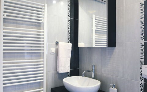 Lucija: Bagno, Nero, Camera, Proprietà, Piastrella, Idraulico Fixture, Gabinetto, Interior Design, Mobiletto Del Bagno, Parete