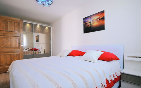 Lucija: Camera Da Letto, Letto, Camera, Mobilia, Lenzuolo, Proprietà, Bedding, Telaio Del Letto, Parete, Interior Design