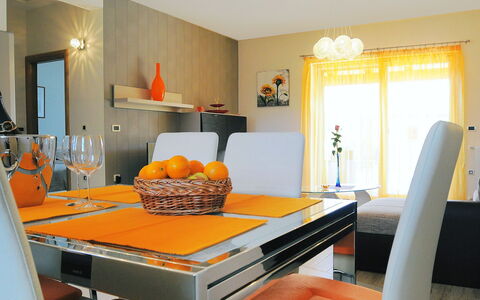 Lucija: Arancia, Camera, Mobilia, Interior Design, Proprietà, Giallo, Soggiorno, Soffitto, Tavolo, Sala Da Pranzo