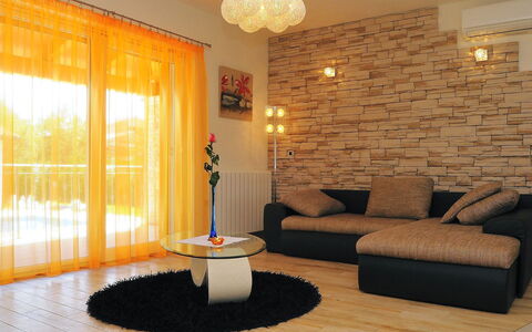 Lucija: Camera, Mobilia, Soggiorno, Interior Design, Proprietà, Parete, Pavimento, Costruzione, Immobiliare, Illuminazione