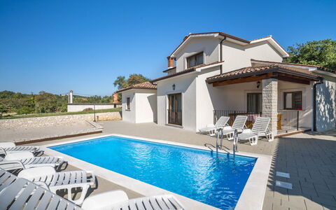 Dorijano: Acqua, Cielo, Proprietà, Costruzione, Piscina, Azzurro, Pianta, Shade, Illuminazione, Albero