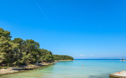 Silvija: Acqua, Pianta, Costruzione, Giorno, Proprietà, Cielo, Piscina, Azzurro, Albero, Corpo D'Acqua