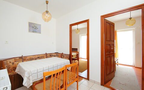 Goliath: Proprietà, Mobilia, Costruzione, Porta, Legna, Casa, Arancia, Interior Design, Cabinetry, Comfort