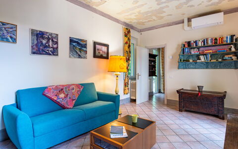 Invorio 100: Proprietà, Mobilia, Cornice, Divano, Tavolo, Blu, Azzurro, Interior Design, Soggiorno, Architettura