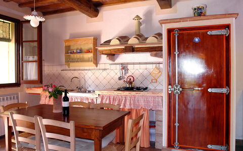 Certaldo 56: Camera, Mobilia, Costruzione, Proprietà, Cabinetry, Cucina, Interior Design, Controsoffitto, Sala Da Pranzo, Tavolo