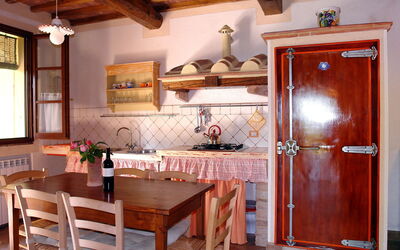 Podere la Torre 56.2: Camera, Mobilia, Costruzione, Proprietà, Cabinetry, Cucina, Interior Design, Controsoffitto, Sala Da Pranzo, Tavolo