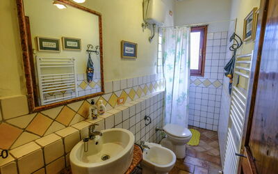 Podere la Torre 56.4: Specchio, Lavello, Idraulico Fixture, Rubinetto, Proprietà, Lavandino Del Bagno, Bagno, Viola, Interior Design, Architettura