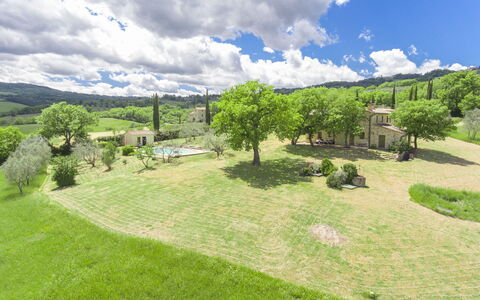 Casa Frati: Nube, Cielo, Pianta, Verde, Paesaggio Naturale, Albero, Lotto, Pascolo, Arbusto, Plain