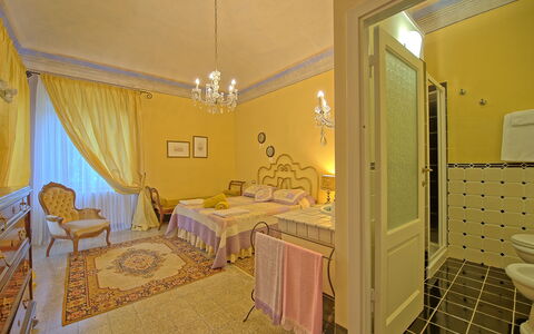 Villa Lorenza: Camera, Letto, Proprietà, Mobilia, Giallo, Camera Da Letto, Interior Design, Costruzione, Pavimento, Casa