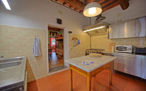 Villa Lorenza: Camera, Proprietà, Costruzione, Mobilia, Cucina, Controsoffitto, Interior Design, Casa, Pavimento, Cabinetry