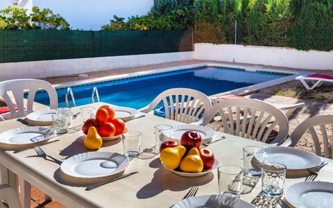 Villa Santa Marta Iv: Tavolo, Tavola, Acqua, Mobilia, Proprietà, Pianta, Sedia, Dishware, Piscina, Piatto