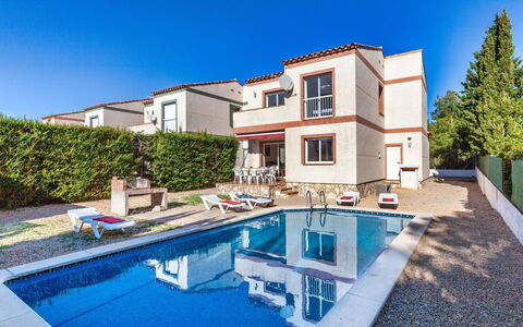 Villa Santa Marta Iv: Cielo, Acqua, Proprietà, Costruzione, Piscina, Finestra, Pianta, Azzurro, Corpo D'Acqua, Architettura
