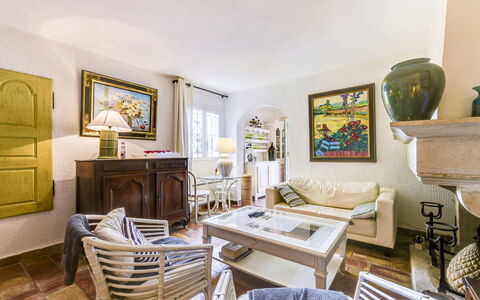 L'Oustalounet: Soggiorno, Camera, Interior Design, Mobilia, Proprietà, Costruzione, Verde, Soffitto, Casa, Tavolo