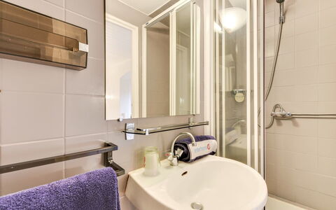 L'Oustalounet: Bagno, Proprietà, Camera, Interior Design, Viola, Rubinetto, Parete, Piastrella, Architettura, Costruzione