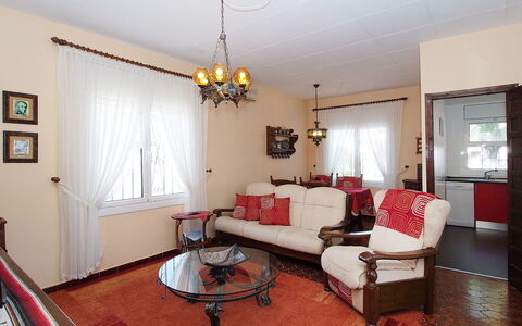 Alberes: Cornice, Mobilia, Proprietà, Divano, Tavolo, Decorazione, Legna, Comfort, Illuminazione, Interior Design