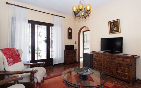 Alberes: Mobilia, Proprietà, Cornice, Cabinetry, Tavolo, Costruzione, Legna, Illuminazione, Interior Design, Cassetto