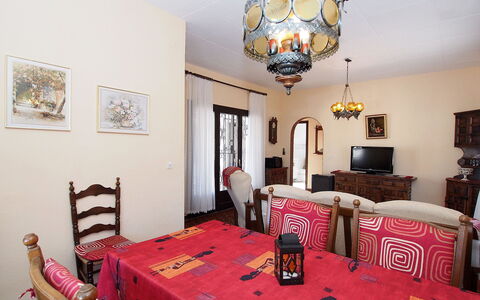 Alberes: Cornice, Tavolo, Proprietà, Mobilia, Decorazione, Illuminazione, Finestra, Sedia, Legna, Architettura