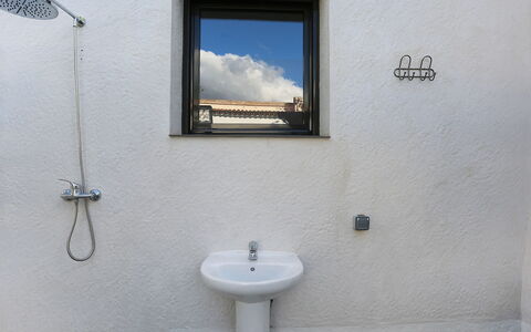 Gunella: Parete, Proprietà, Bagno, Camera, Idraulico Fixture, Architettura, Gesso, Finestra, Casa, Gabinetto