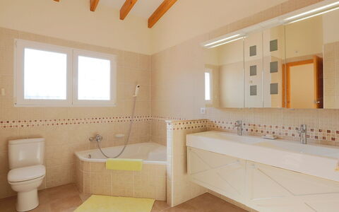 Casa Salvador: Bagno, Proprietà, Camera, Interior Design, Soffitto, Pavimento, Piastrella, Giallo, Costruzione, Architettura