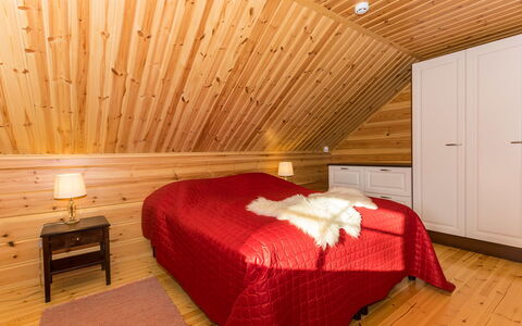 Lokinsiipi: Letto, Camera Da Letto, Interior Design, Pavimentazione, Pavimento, Legna, Soffitto, Lenzuolo, Bedding, Pavimento In Legno