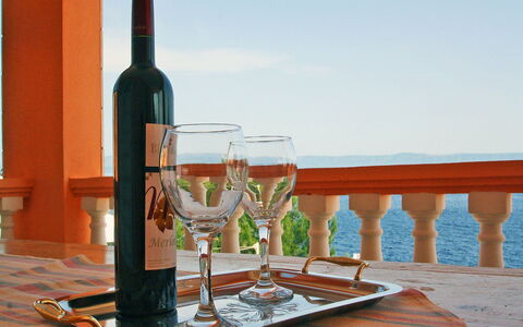 Damjanović: Cielo, Bottiglia, Tavola, Bicchieri, Vino, Acqua, Stemware, Tavolo, Barware