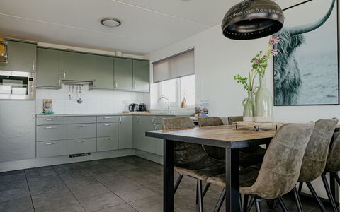 Kraaijennest: Mobilia, Pavimentazione, Interior Design, Legna, Soffitto, Pavimento, Controsoffitto, Lampada, Cabinetry, Cucina
