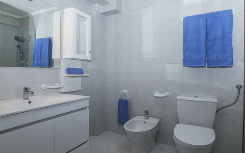 Galé 600M from the Beach: Specchio, Proprietà, Lavandino Del Bagno, Lavello, Idraulico Fixture, Blu, Rubinetto, Viola, Bagno, Toilet Seat