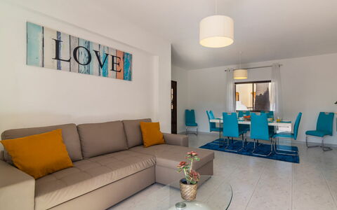 Galé 600M from the Beach: Divano, Proprietà, Mobilia, Tavolo, Prodotto, Soggiorno, Divano Letto, Illuminazione, Architettura, Interior Design