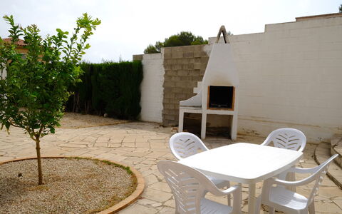 Villa Palma: Tavolo, Mobilia, Tavola, Proprietà, Cielo, Sedia, Tessile, Interior Design, Legna, Albero