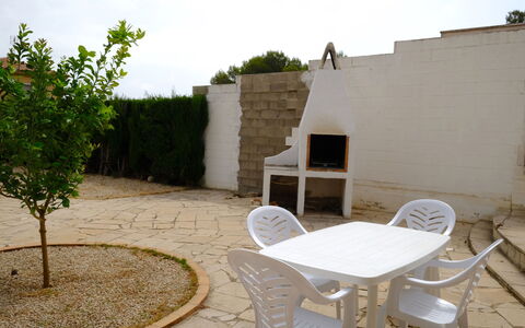 Villa Palma: Tavolo, Mobilia, Tavola, Proprietà, Cielo, Sedia, Tessile, Interior Design, Legna, Albero