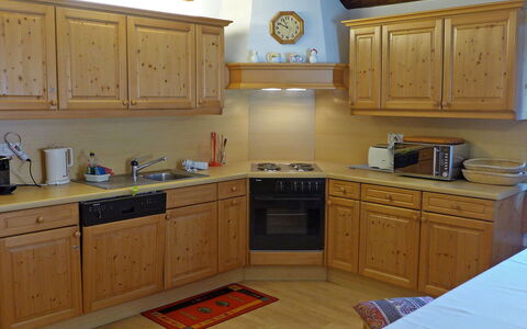 Chesa Frizzoni: Cabinetry, Lavandino Della Cucina, Controsoffitto, Proprietà, Lavello, Mobilia, Cucina, Elettrodomestico Da Cucina, Legna, Cassetto