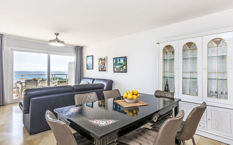 Blanes Beach: Tavolo, Mobilia, Divano, Finestra, Sedia, Legna, Illuminazione, Divano Letto, Soggiorno, Cornice