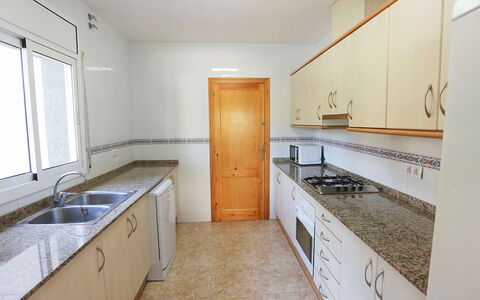 Villa Sant Jordi: Cabinetry, Lavandino Della Cucina, Lavello, Rubinetto, Proprietà, Controsoffitto, Mobilia, Costruzione, Finestra, Cucina